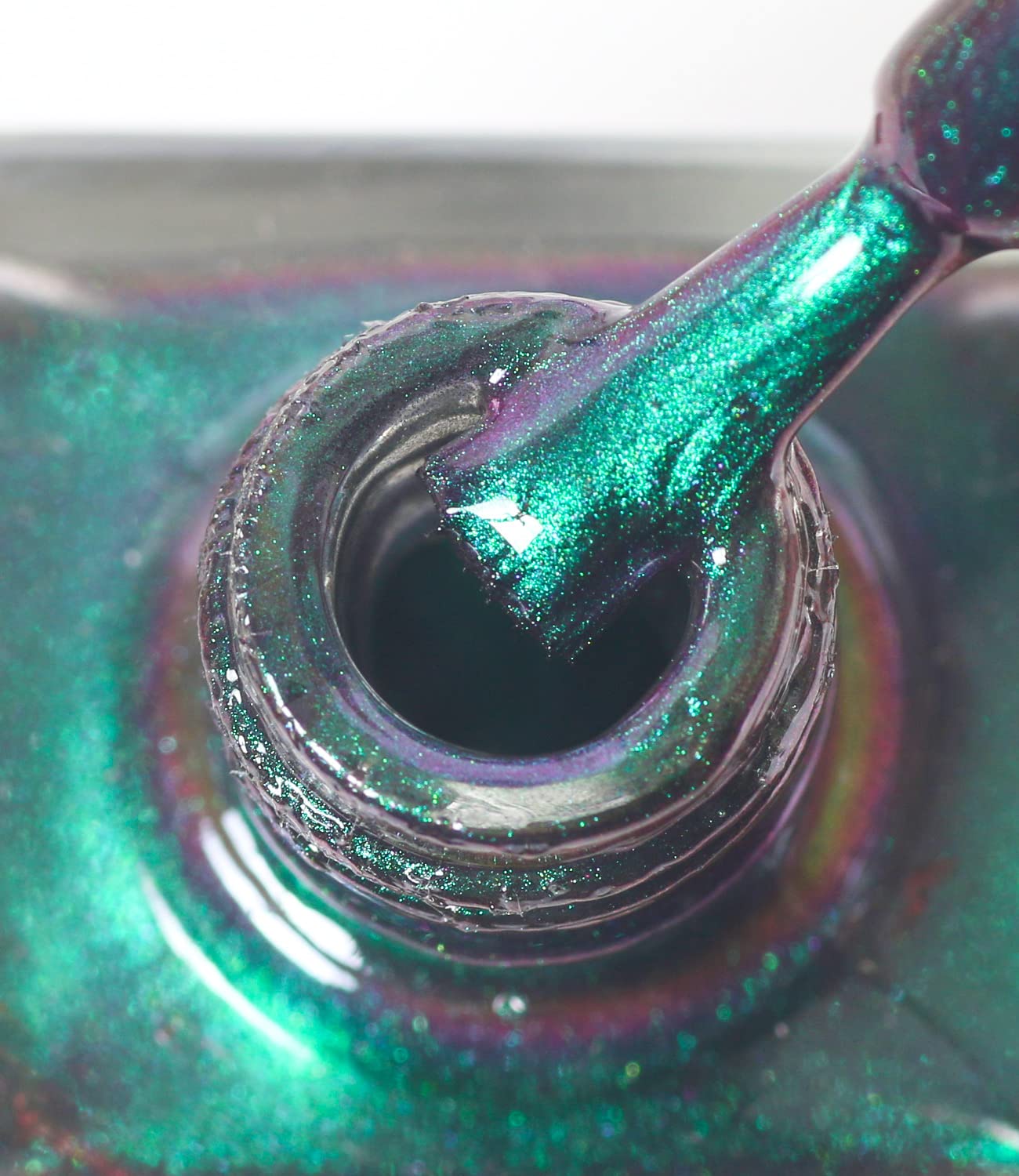 AILALUO Chrome nail polish swatch under light shows angle shift.