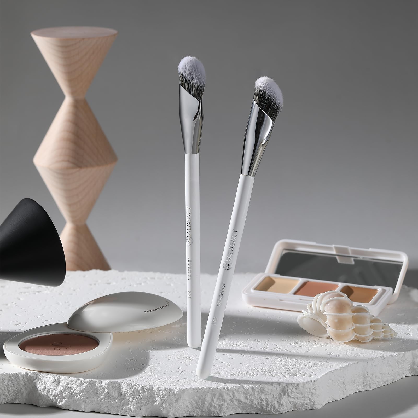 ALBEAUT concealer brush packaging for travel and storage