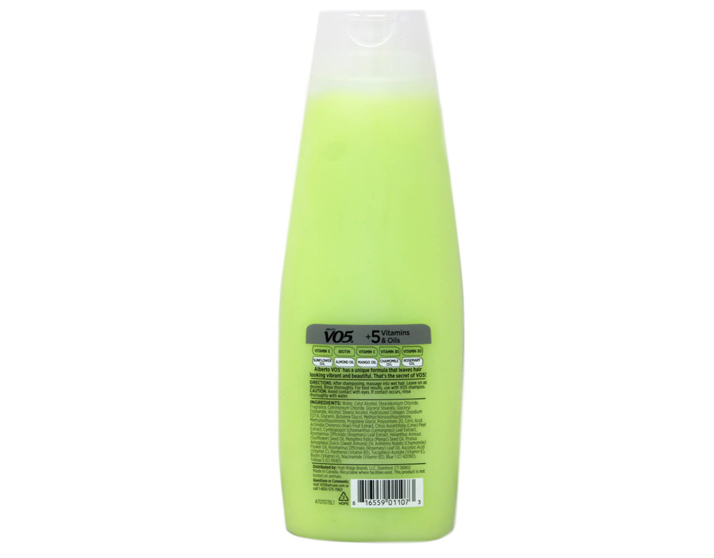 Hands applying Alberto VO5 Kiwi Conditioner for daily conditioning