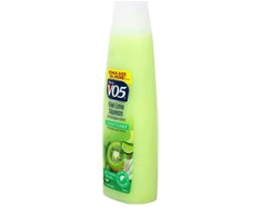 Creamy kiwi conditioner texture close-up for smooth detangling