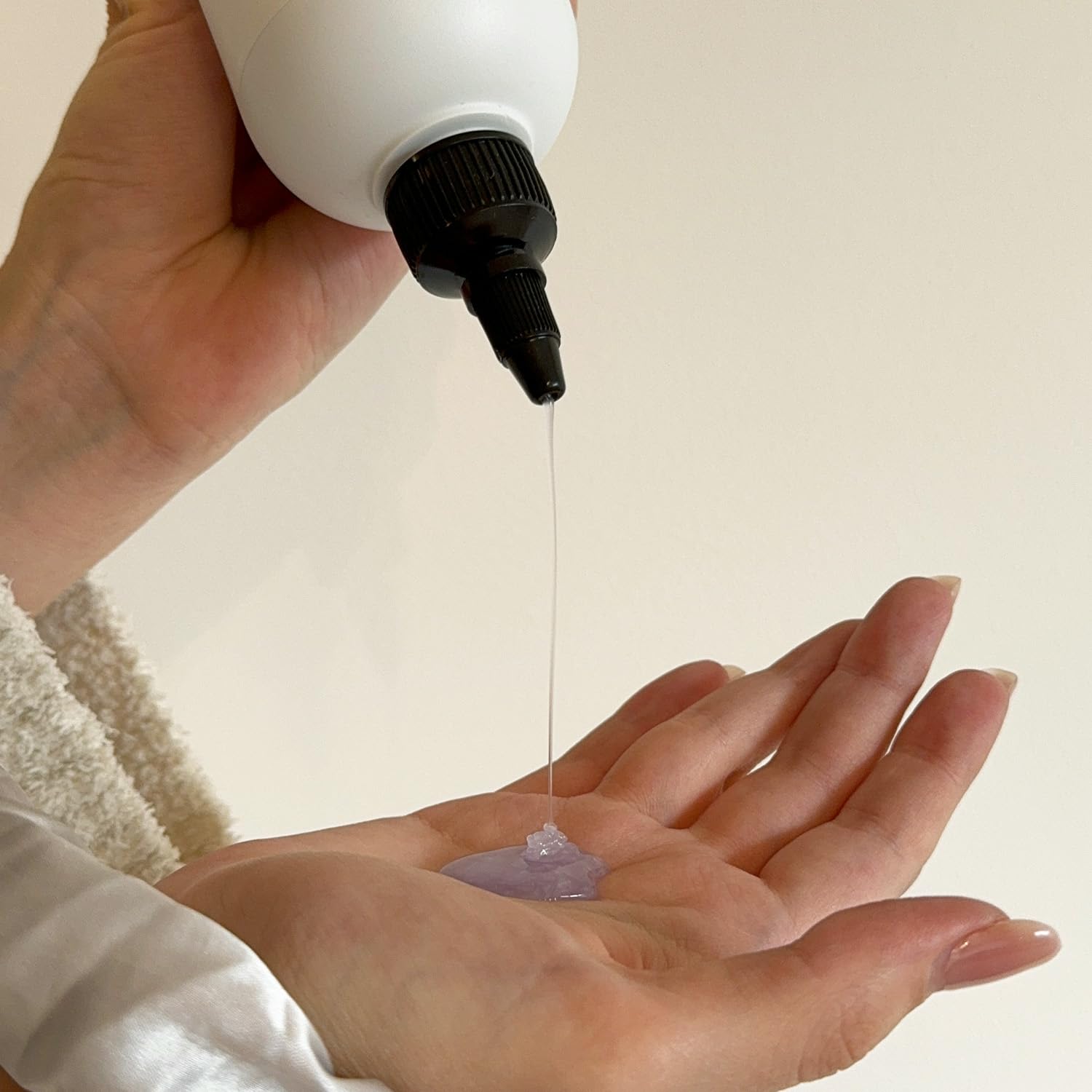 Alcôve Anti-frizz finish shot with sleek, smooth hair.
