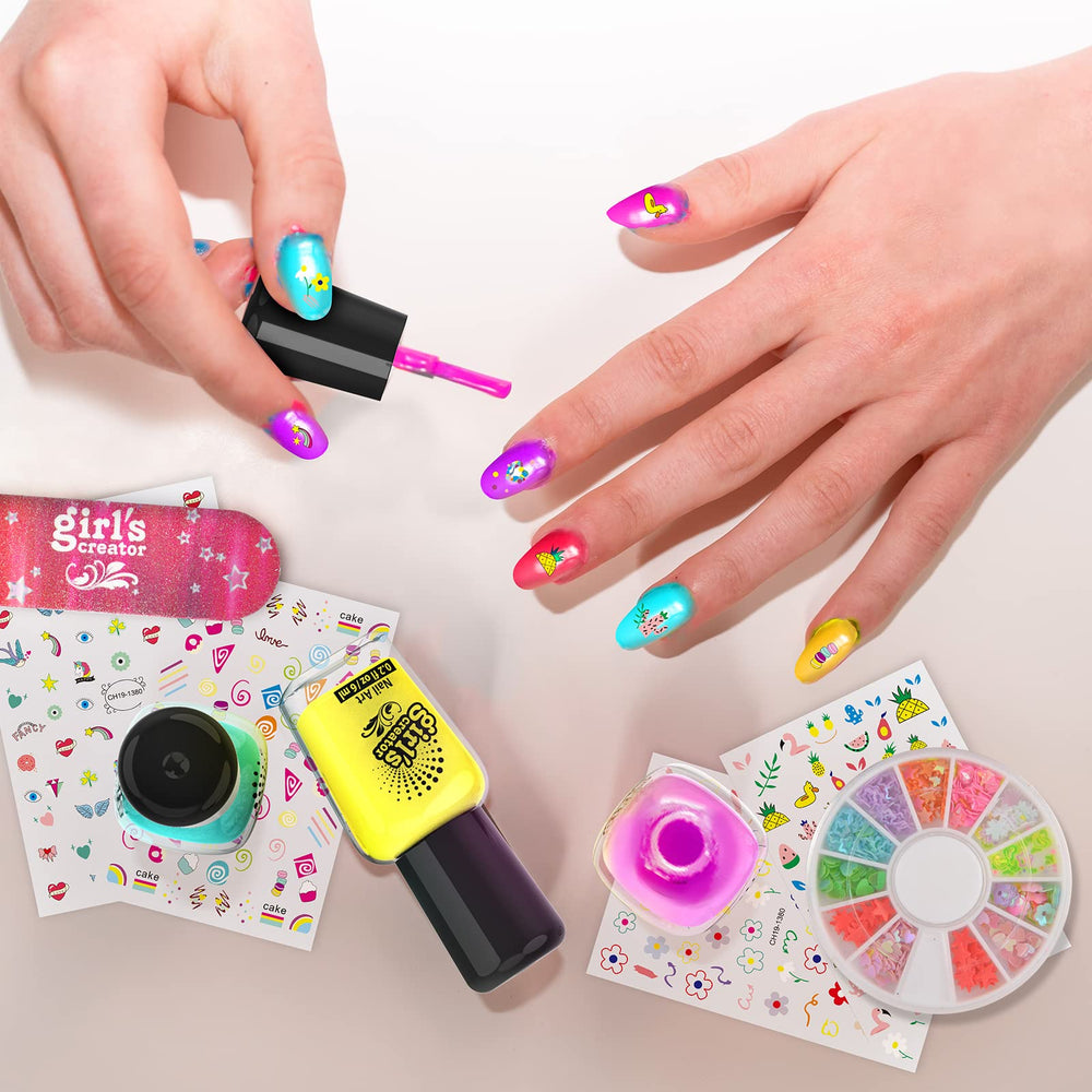 Amagoing gift box kit makes a perfect birthday or sleepover surprise for young artists.