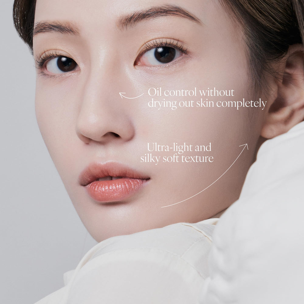 AmeliSeoul Baked Powder Snow White universal blend complements diverse skin tones.