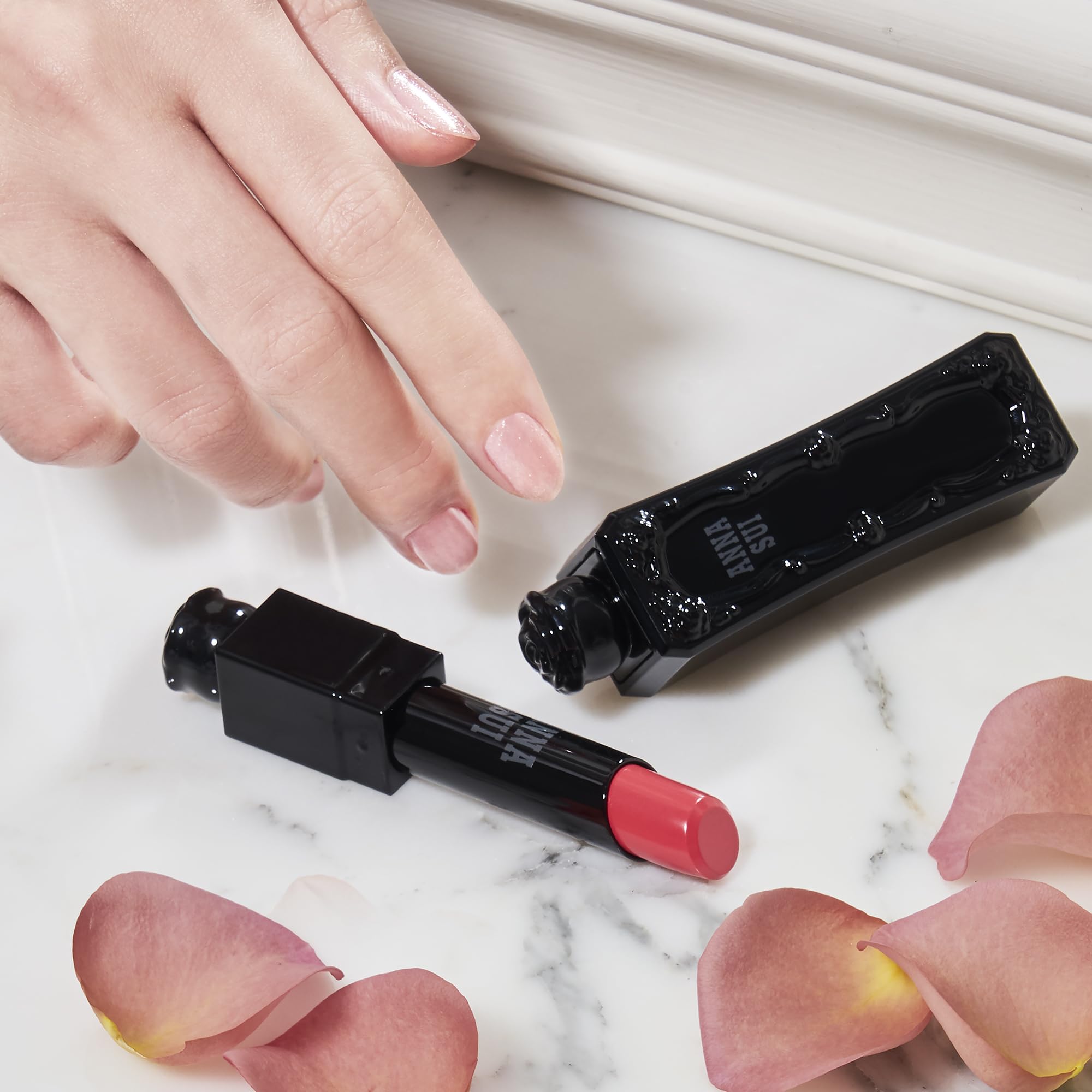 Anna Sui Lipstick Rouge long-lasting shine and moisture for comfortable wear.