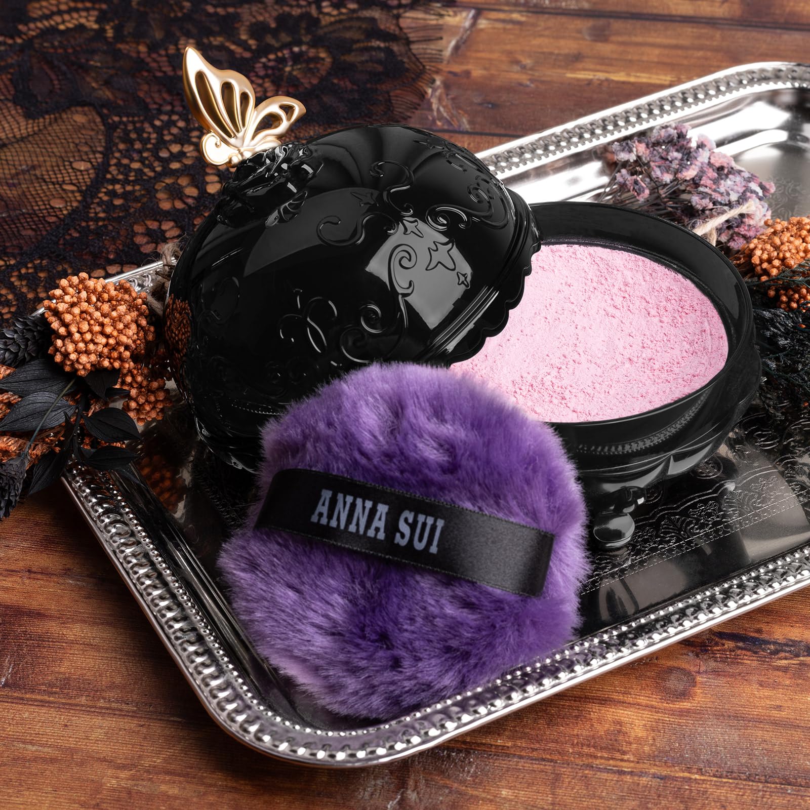 ANNA SUI demonstrates W Smooth Powder texture for natural coverage.