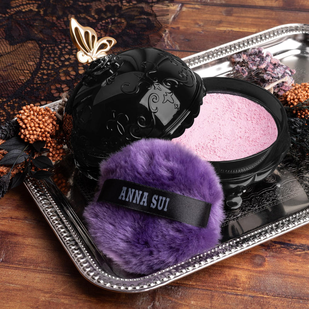 ANNA SUI demonstrates W Smooth Powder texture for natural coverage.