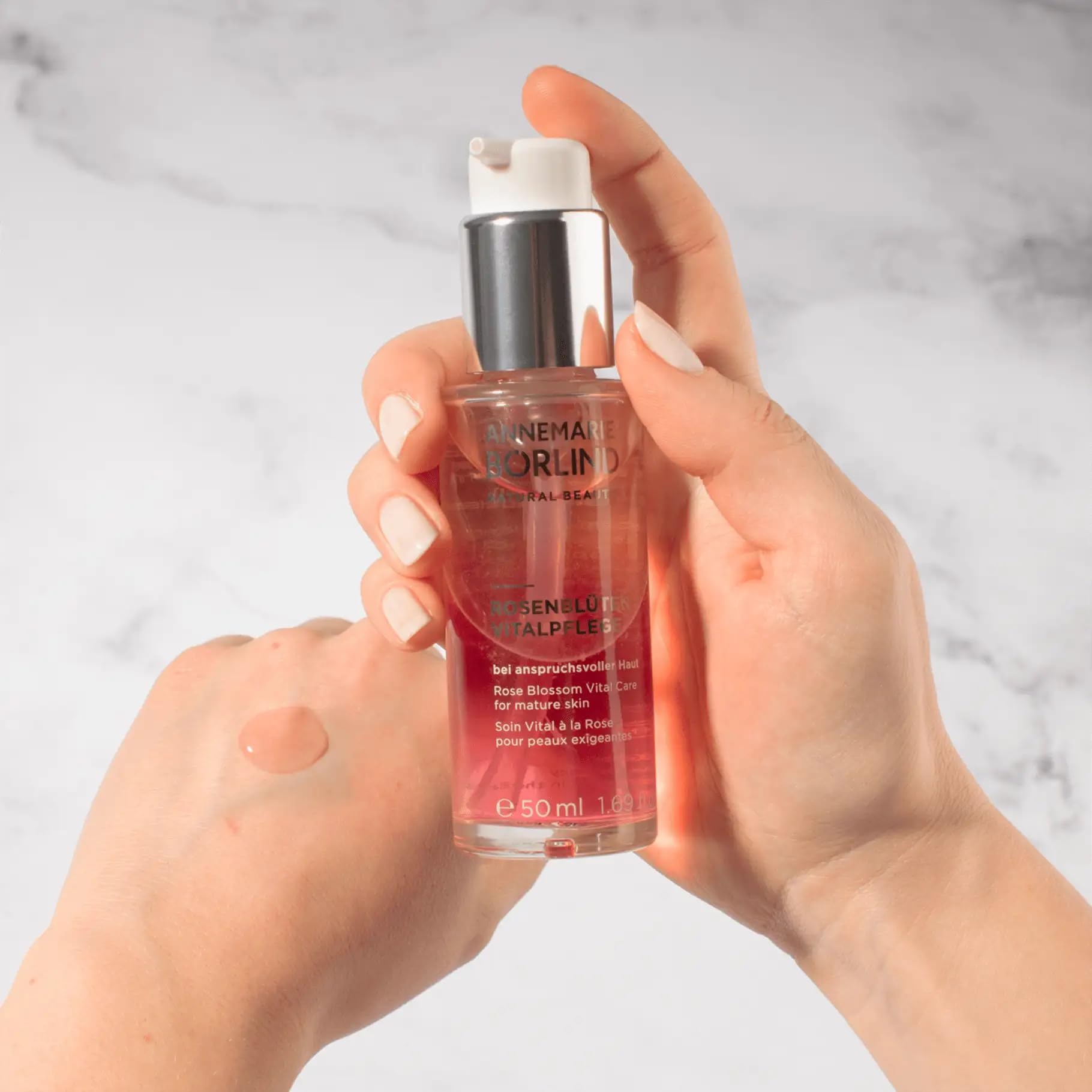 ANNEMARIE BÖRLIND Macadamia oil highlights lasting skin moisture