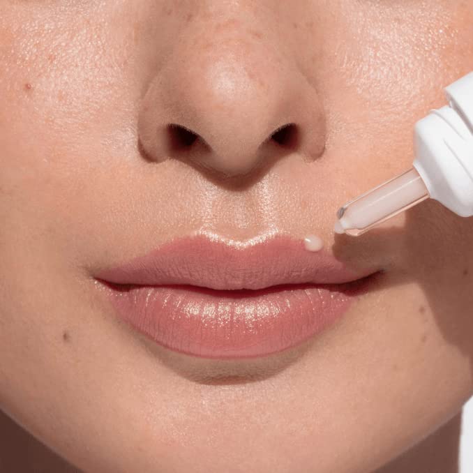 ANNEMARIE BÖRLIND lip serum dispenser in action for on-the-go hydration.