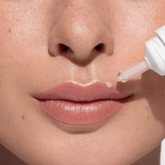 ANNEMARIE BÖRLIND lip serum dispenser in action for on-the-go hydration.