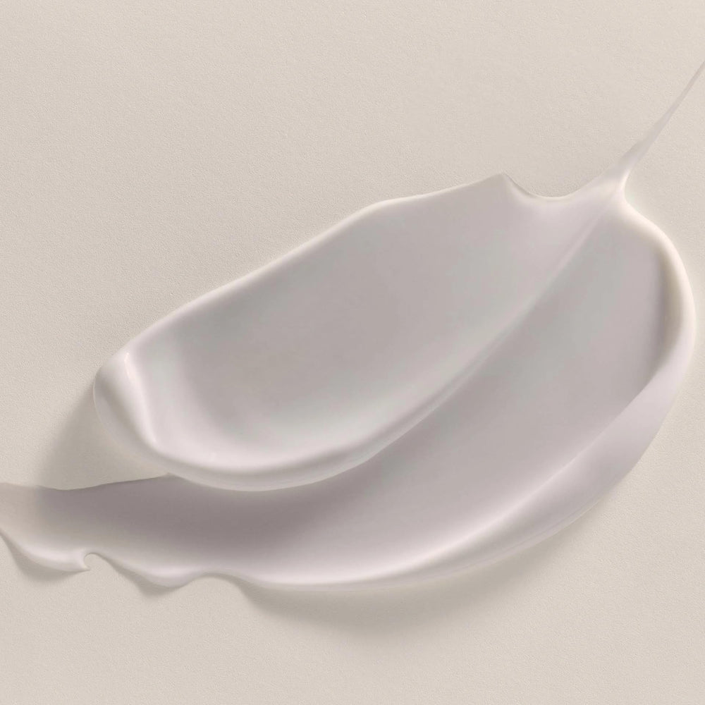 ANNEMARIE BÖRLIND cleansing pump in use for efficient makeup removal