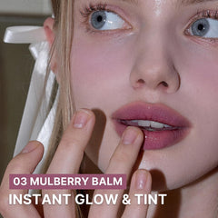 AOU Glowy Tint Balm application twist tip demonstrates easy on-the-go use