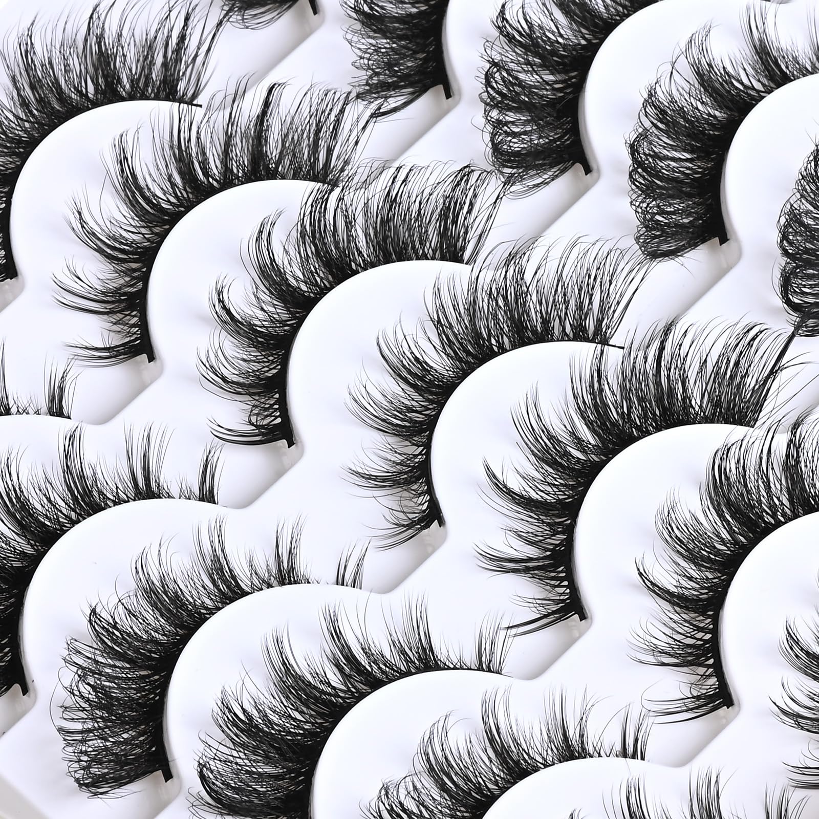 APCYUST Comfortable Band Lashes sit lightly on lids for day-long wear.