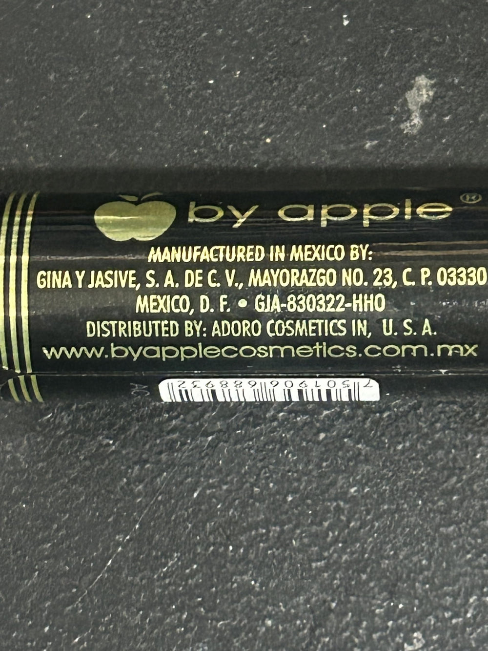 Apple Mascara Super Lash wand closeup highlights smooth, precise application.