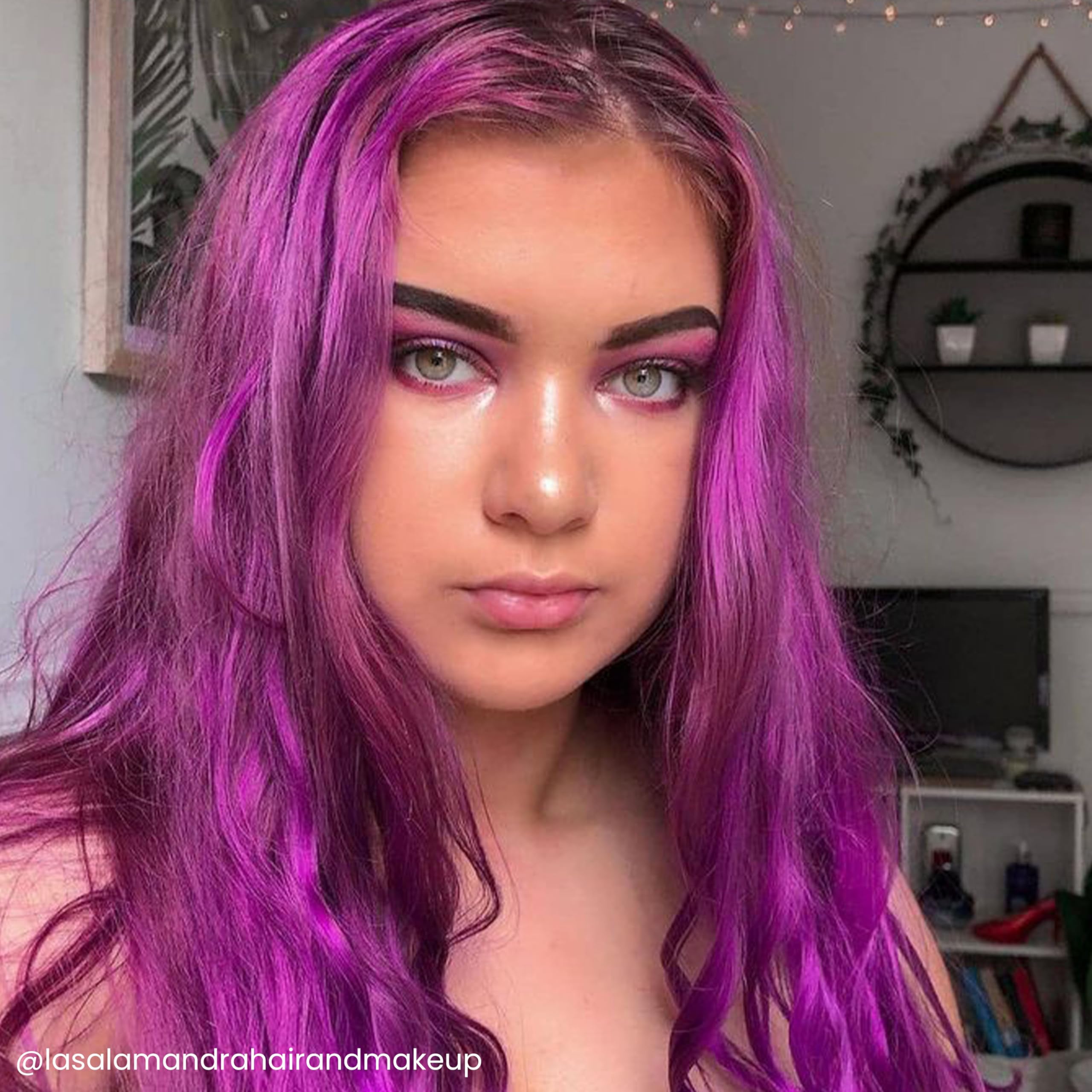 ARCTIC FOX Violet Dream applying to hair shows easy color application