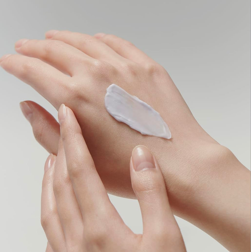 ARENCIA Hyssop Blurring Cream in-use demonstrates daily skincare ritual
