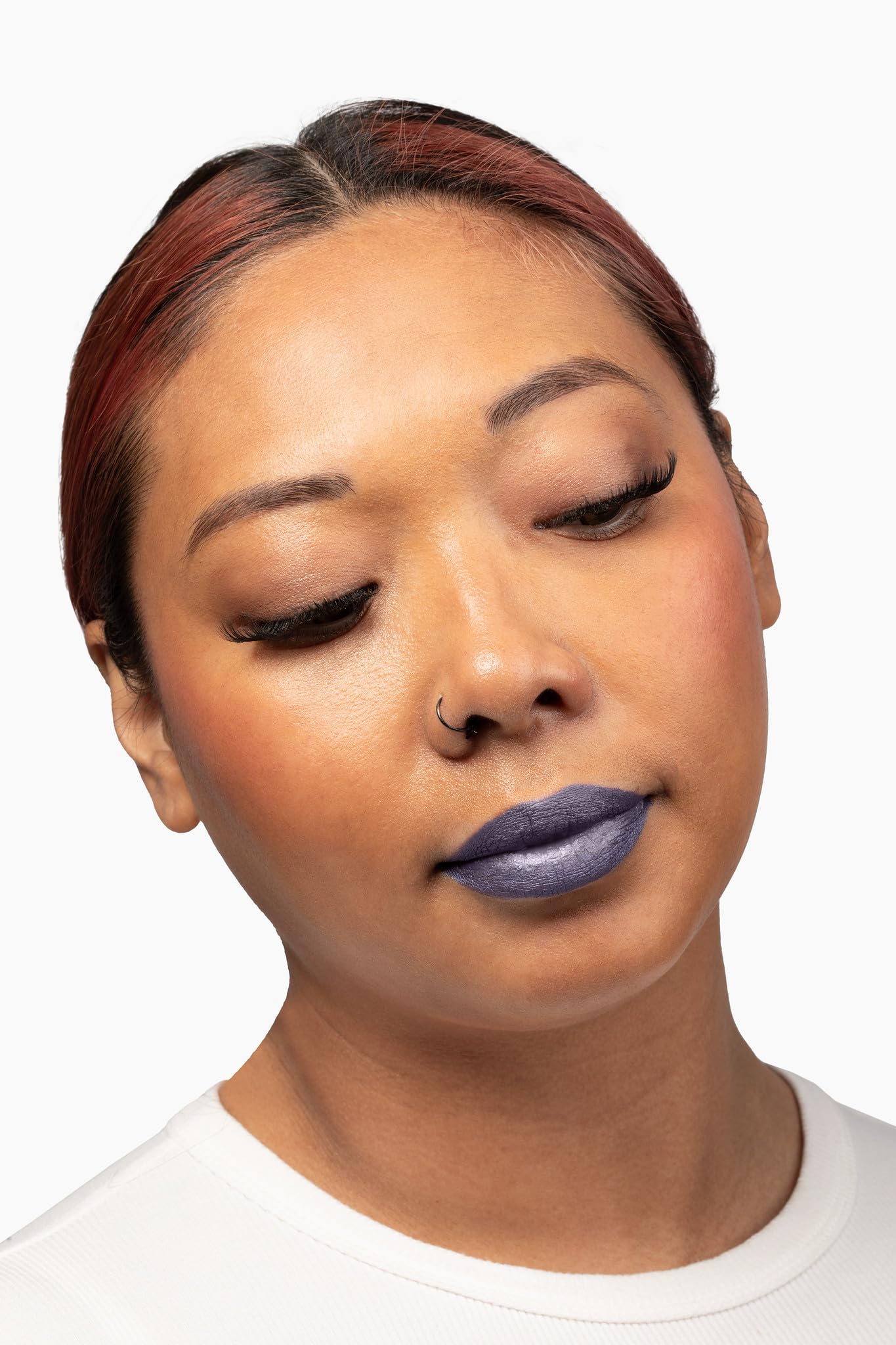 Aromi Metallic dry-down finish captures a lasting shimmer after one minute.