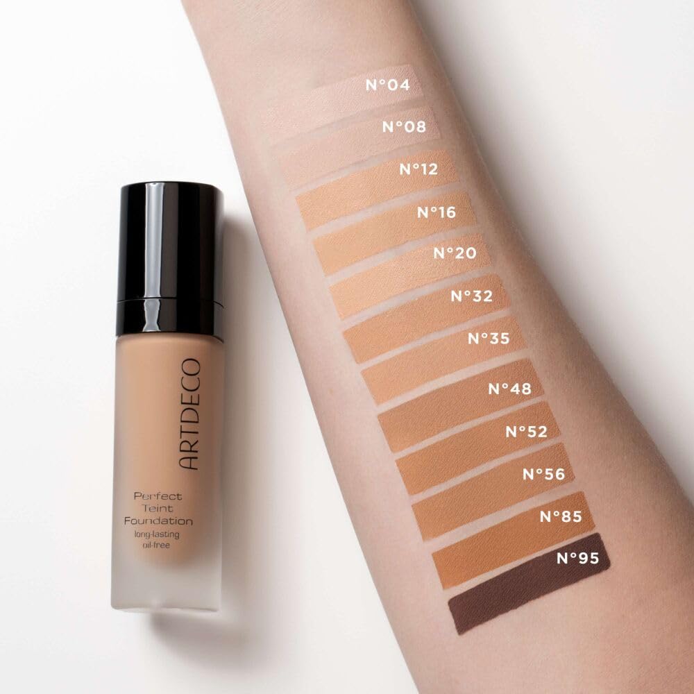 ARTDECO foundation delivers a matte finish with breathable feel