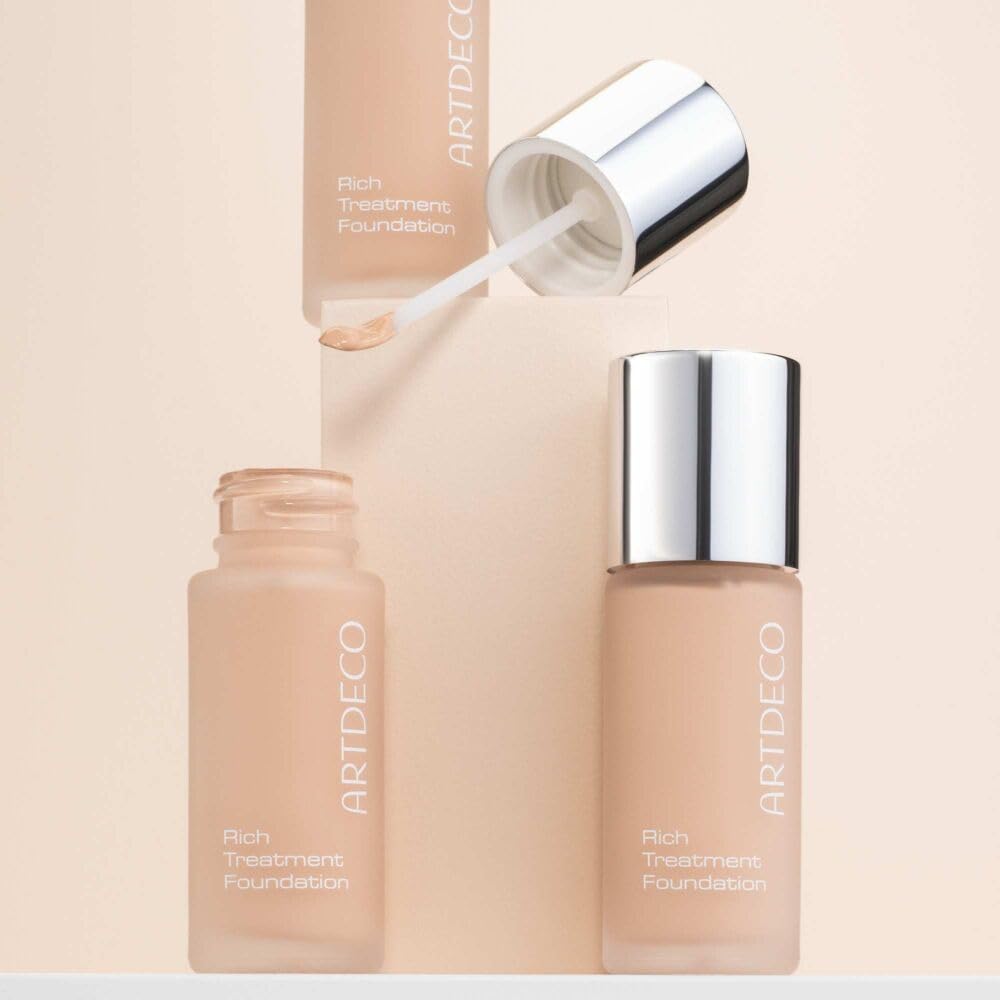 ARTDECO water-resistant finish demonstrated on skin swatch