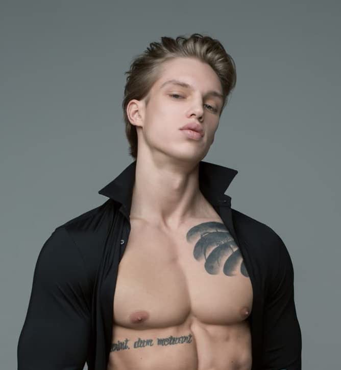 Avenue Man Sleek Finish Cream textured-look styling.