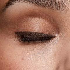 AVON Glimmersticks glisse en douceur pour un regard défini.