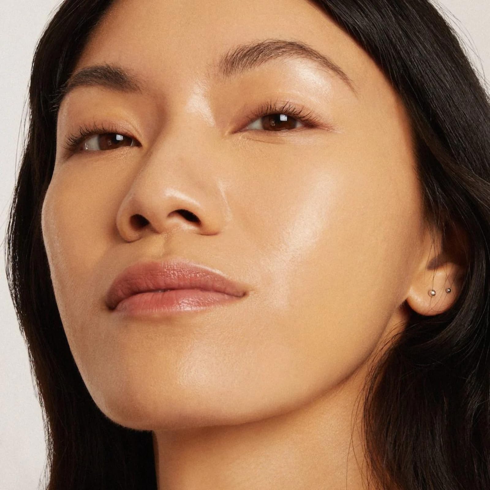 Axiology Fungdation snow mushroom close-up emphasizes moisture-rich formula for comfort.