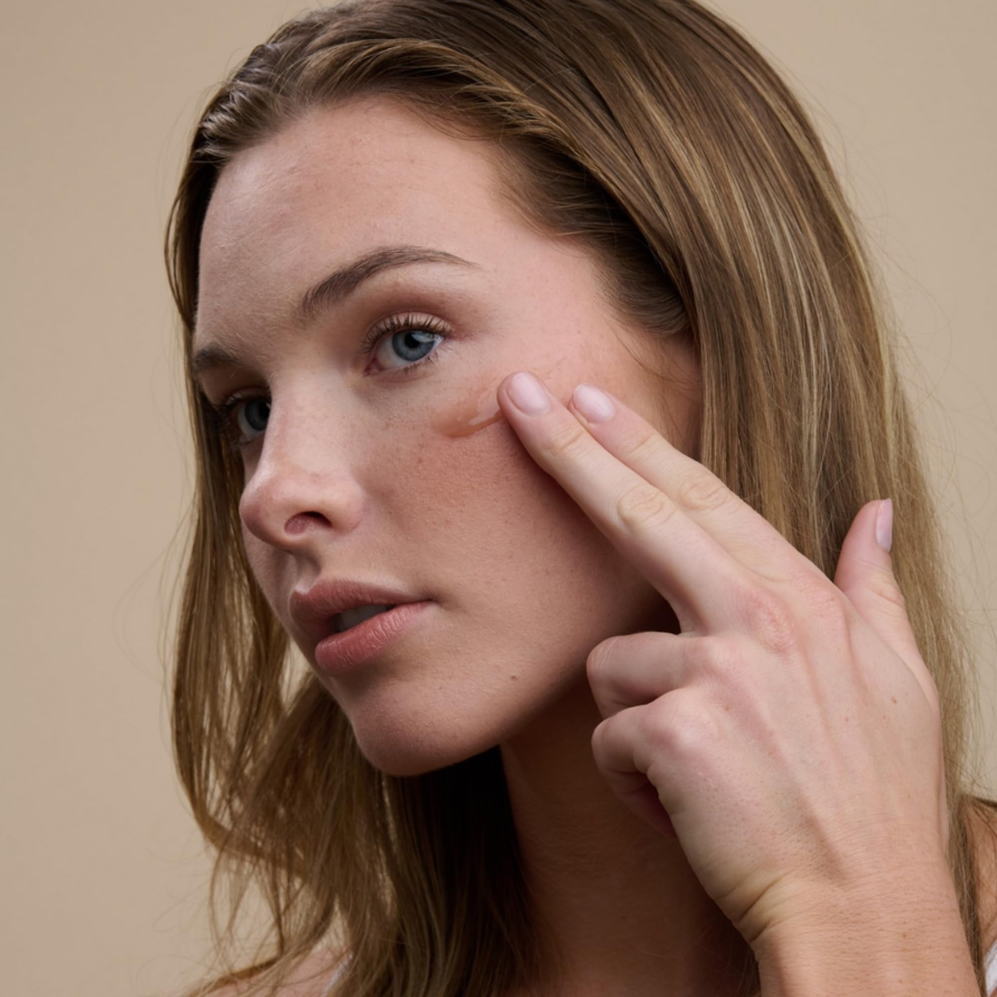 BAMBU EARTH mask being applied on face during a routine
