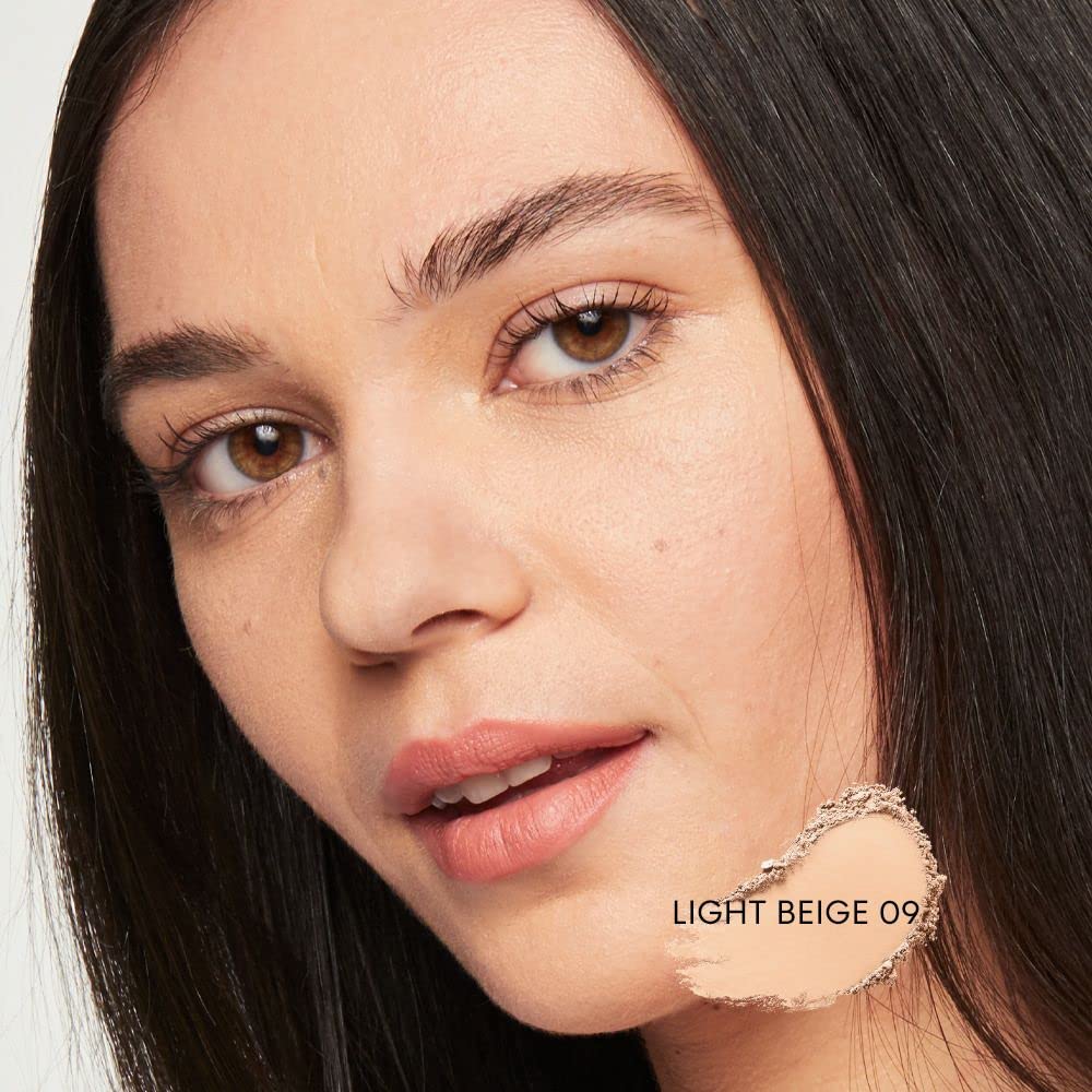 Powder-dispense angle of BareMinerals Foundation 09 Light Beige demonstrates easy use