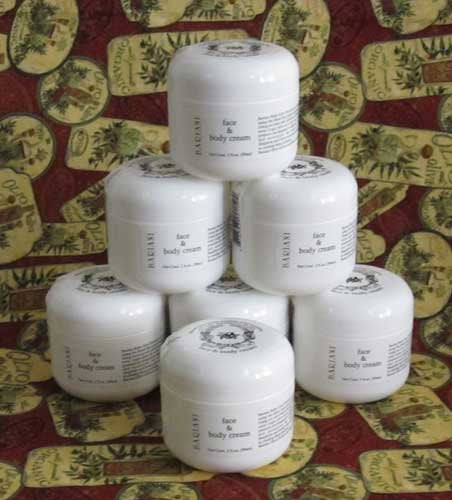 Bariani Olive Oil Face & Body Cream texture demonstrates easy absorption for all skin types.
