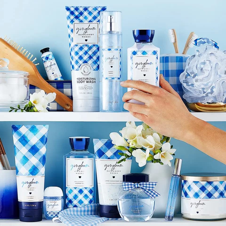 Bath & Body Works Gingham scent notes visual featuring blue freesia and peach.