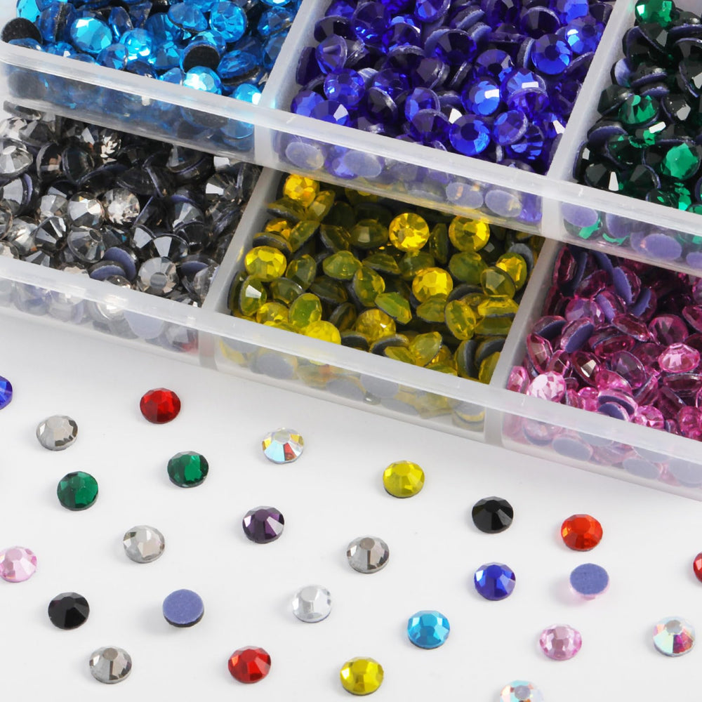 BEADSLAND tools: tweezers and wax pencils for precise placement.