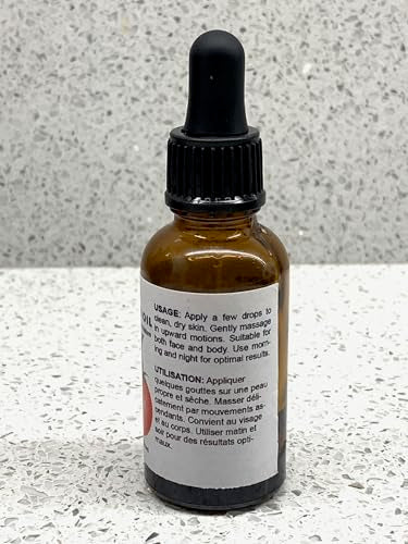 Tomato seed oil texture close-up reveals smooth, fast-absorbing hydration.