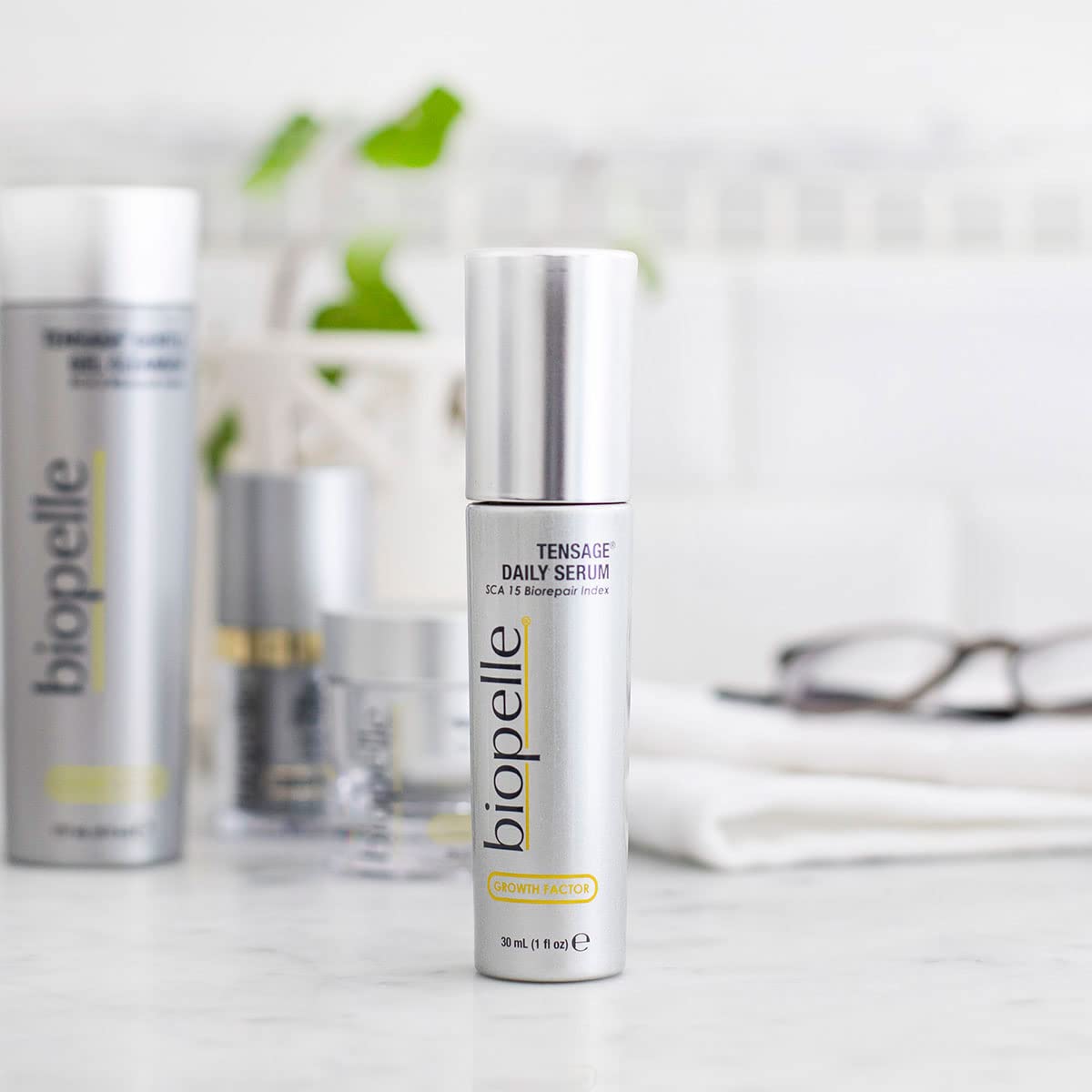 Biopelle niacinamide vitamin C hyaluronic acid icons illustrate brightening and hydration.
