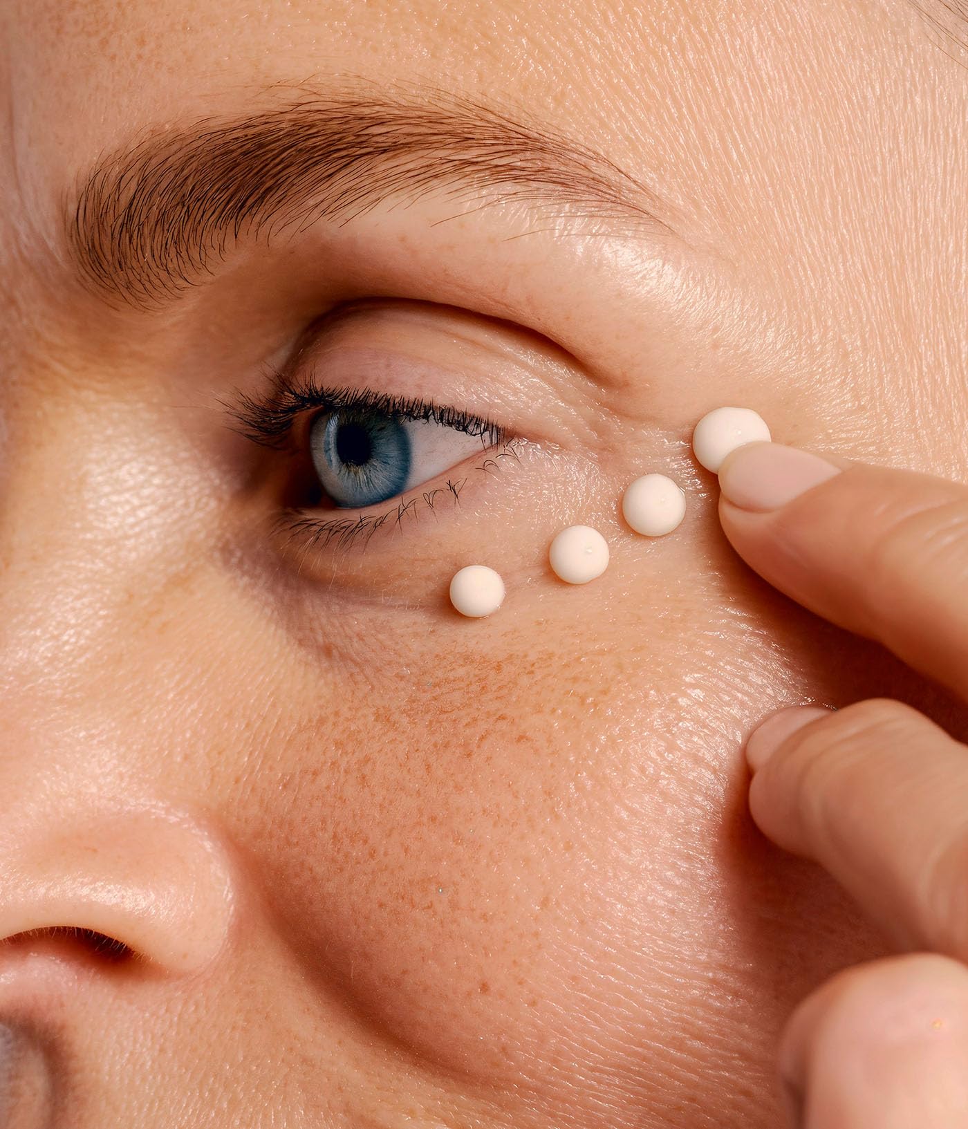 Biotulin EyeMatrix cream texture shows silky, fast-absorbing hydration