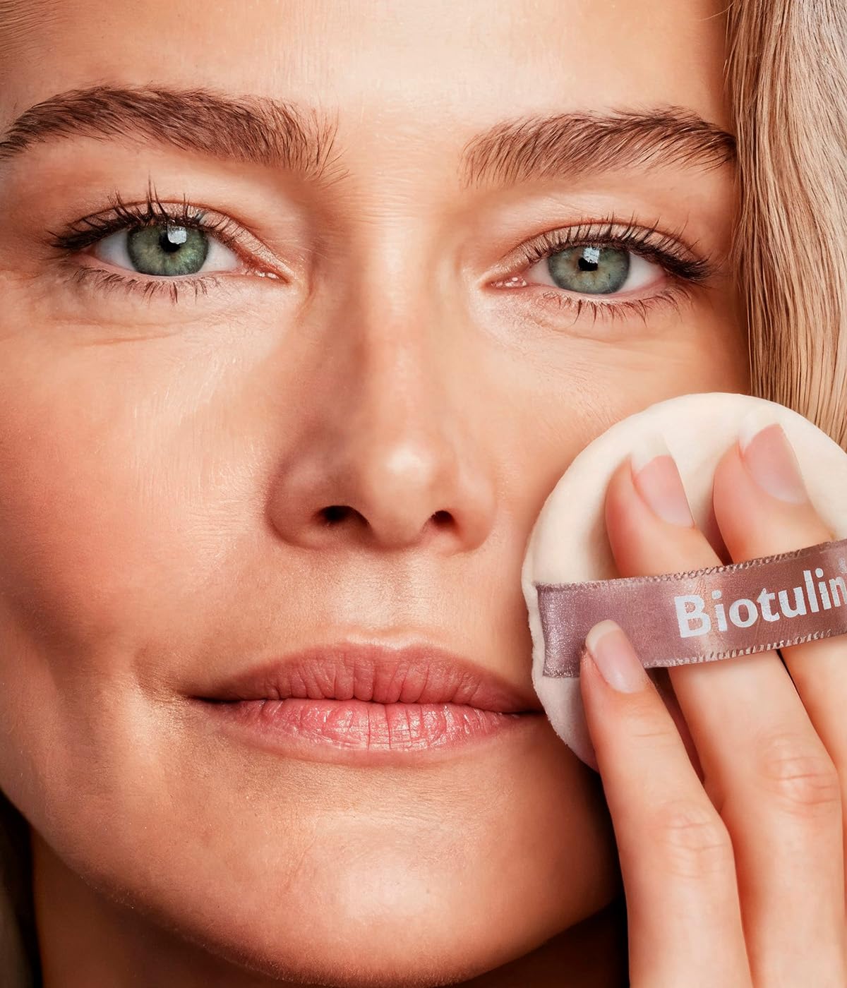 Biotulin Hydrolon compact jar close-up for quick wrinkle-smoothing touch-ups.