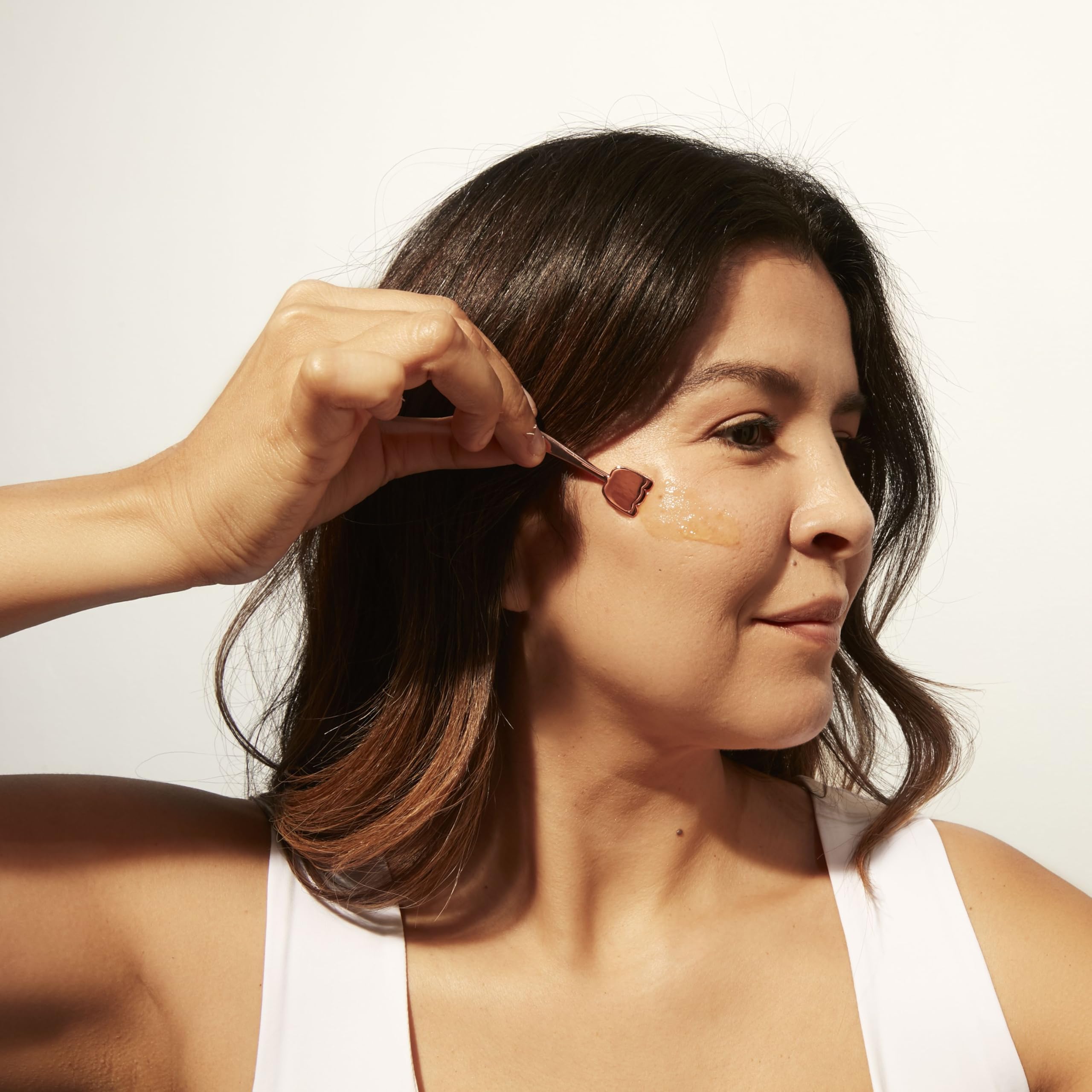 Ingredients close-up: hyaluronic acid, vitamin C and peptides in Bloomeffects Nectar