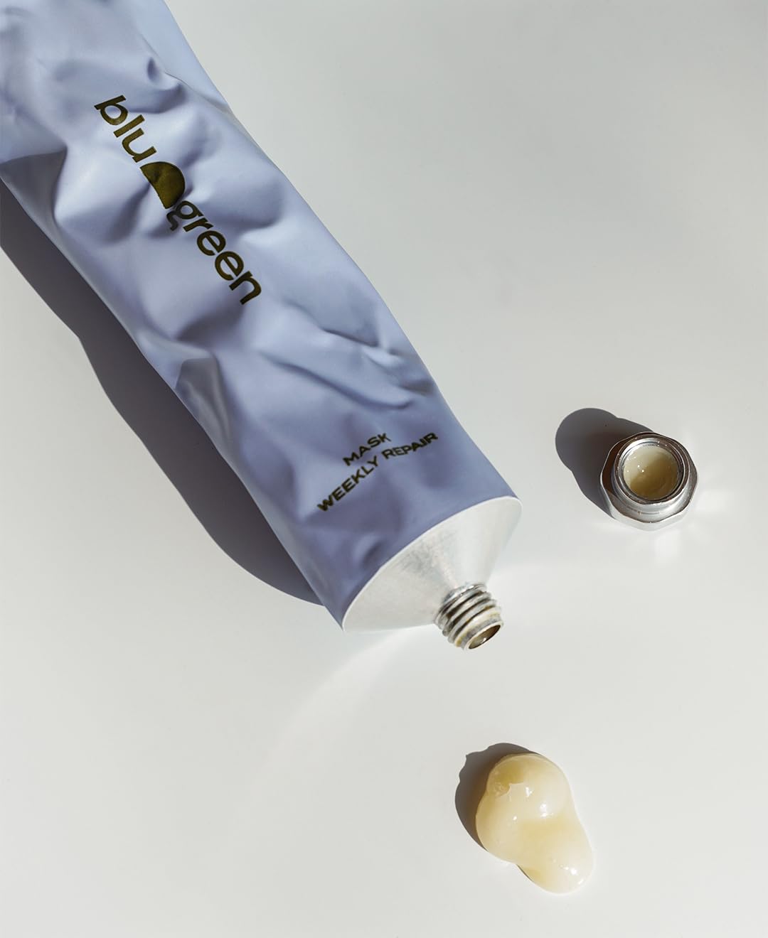 BLU & GREEN Weekly Repair Mask applying treatment demonstrates easy application.