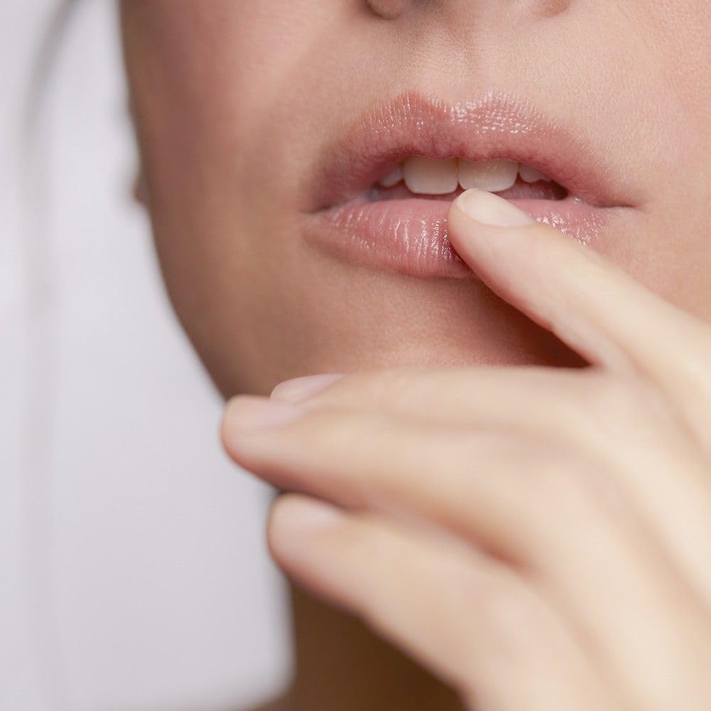 Blue Lagoon Microalgae nourishes lips with nutrients and antioxidants.