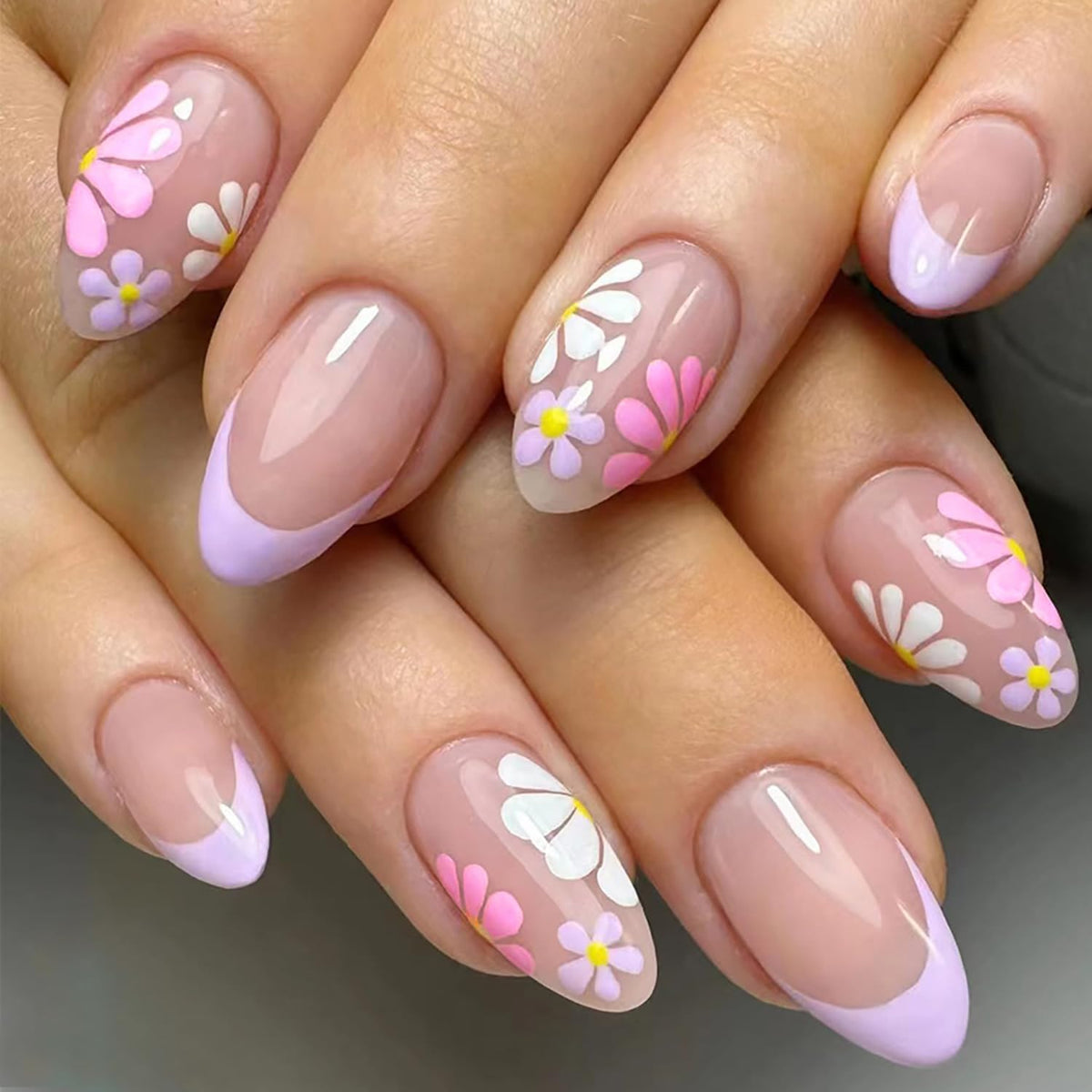 BMKKOT 24 flower press-on nails show vibrant daisies for quick style.