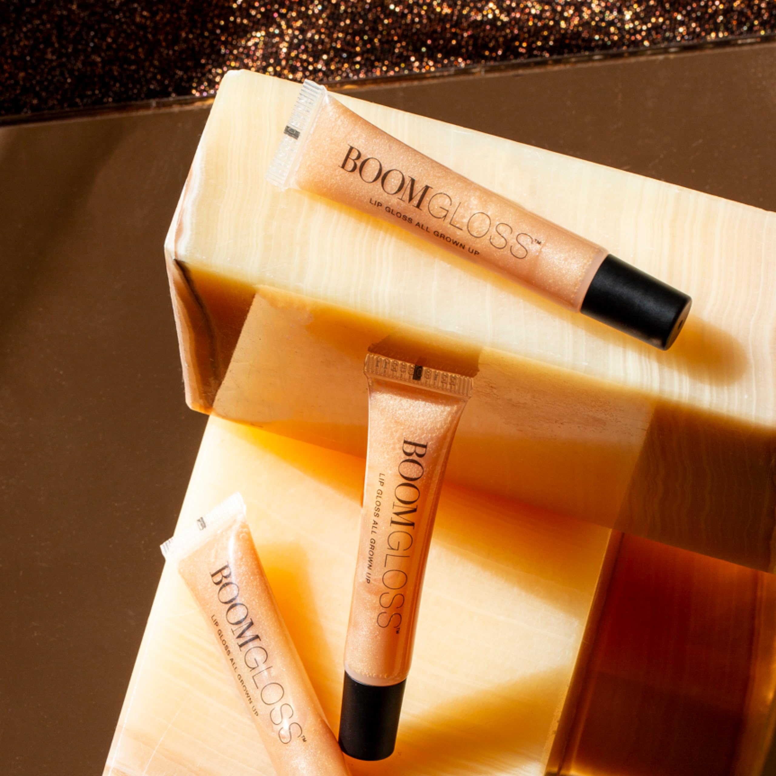 Boom Gloss brillance subtile sur les lèvres pour un fini naturel.