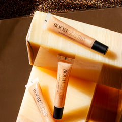 Boom Gloss brillance subtile sur les lèvres pour un fini naturel.