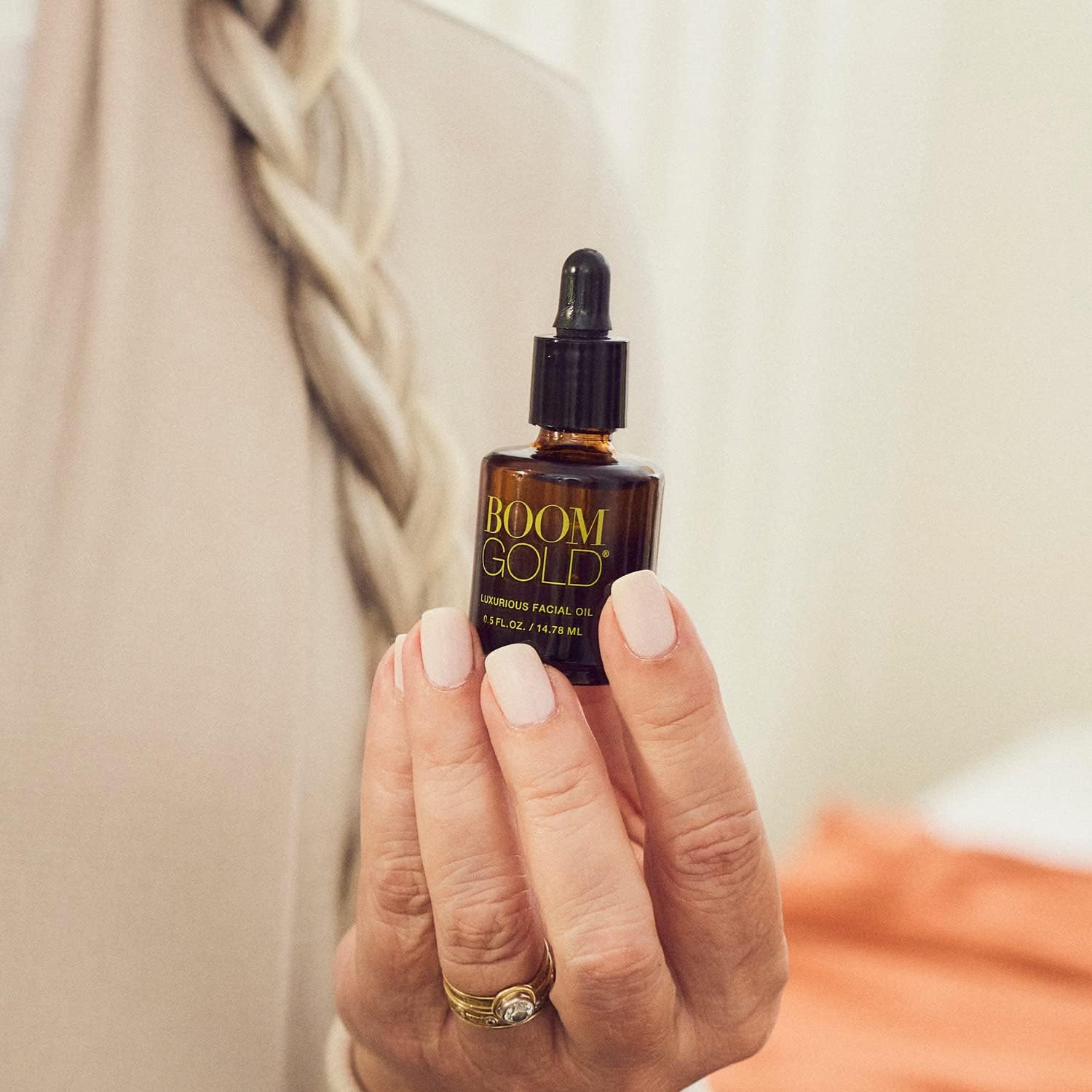 Boom Gold raspberry seed oil drop emphasizes antioxidant hydration on the skin.