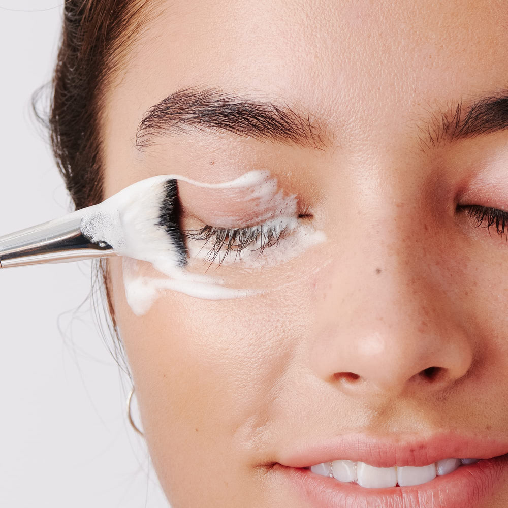 Borboleta Lash Bath Gel Cleanser packaging highlights natural ingredients and safe formula.