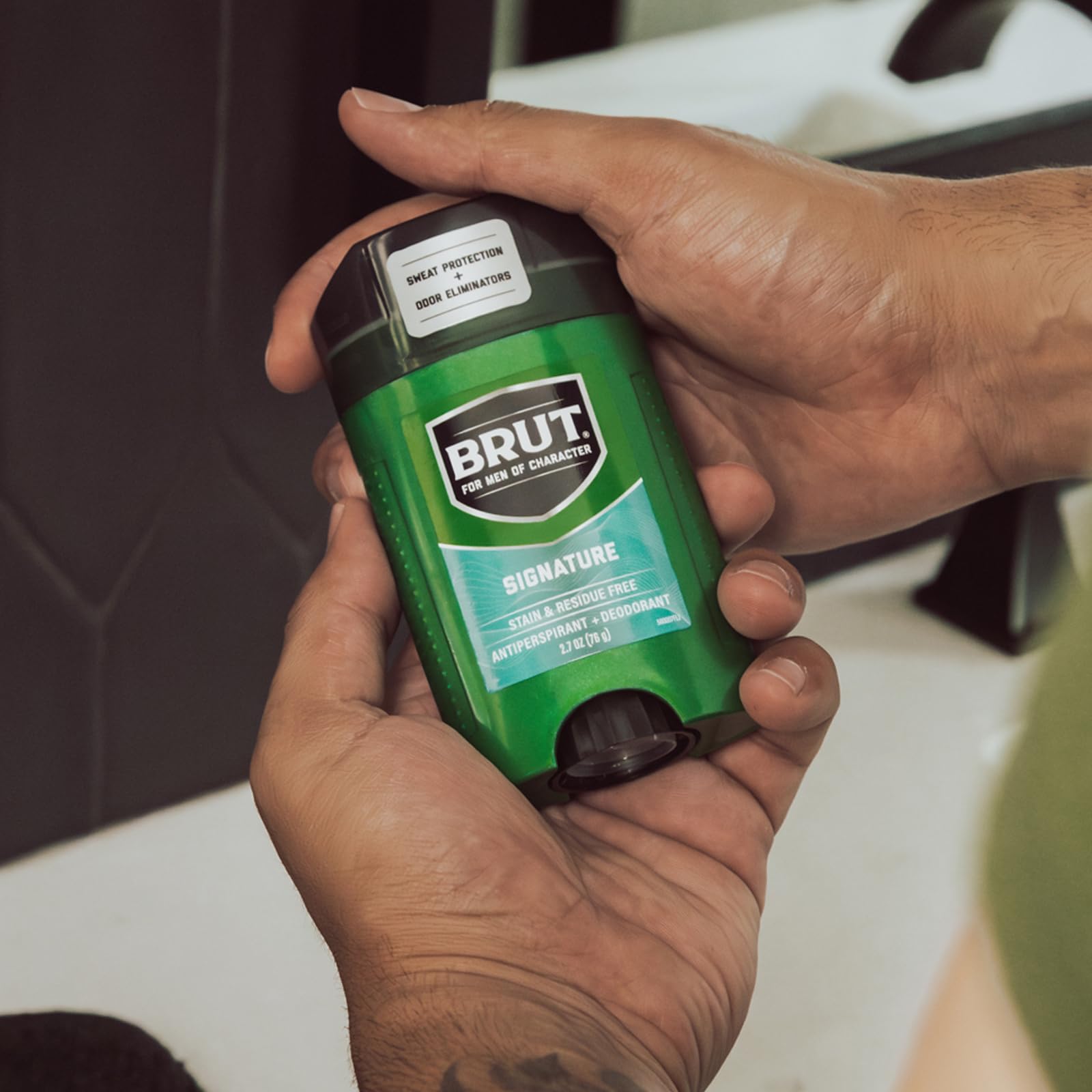 BRUT Signature Scent long-lasting protection keeps you fresh throughout the day.