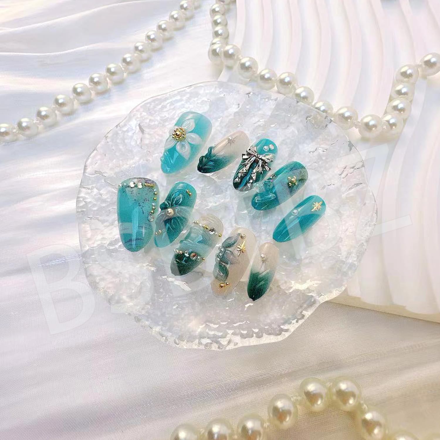 BSBTBZ french tip kit nails included for easy at home manicure.