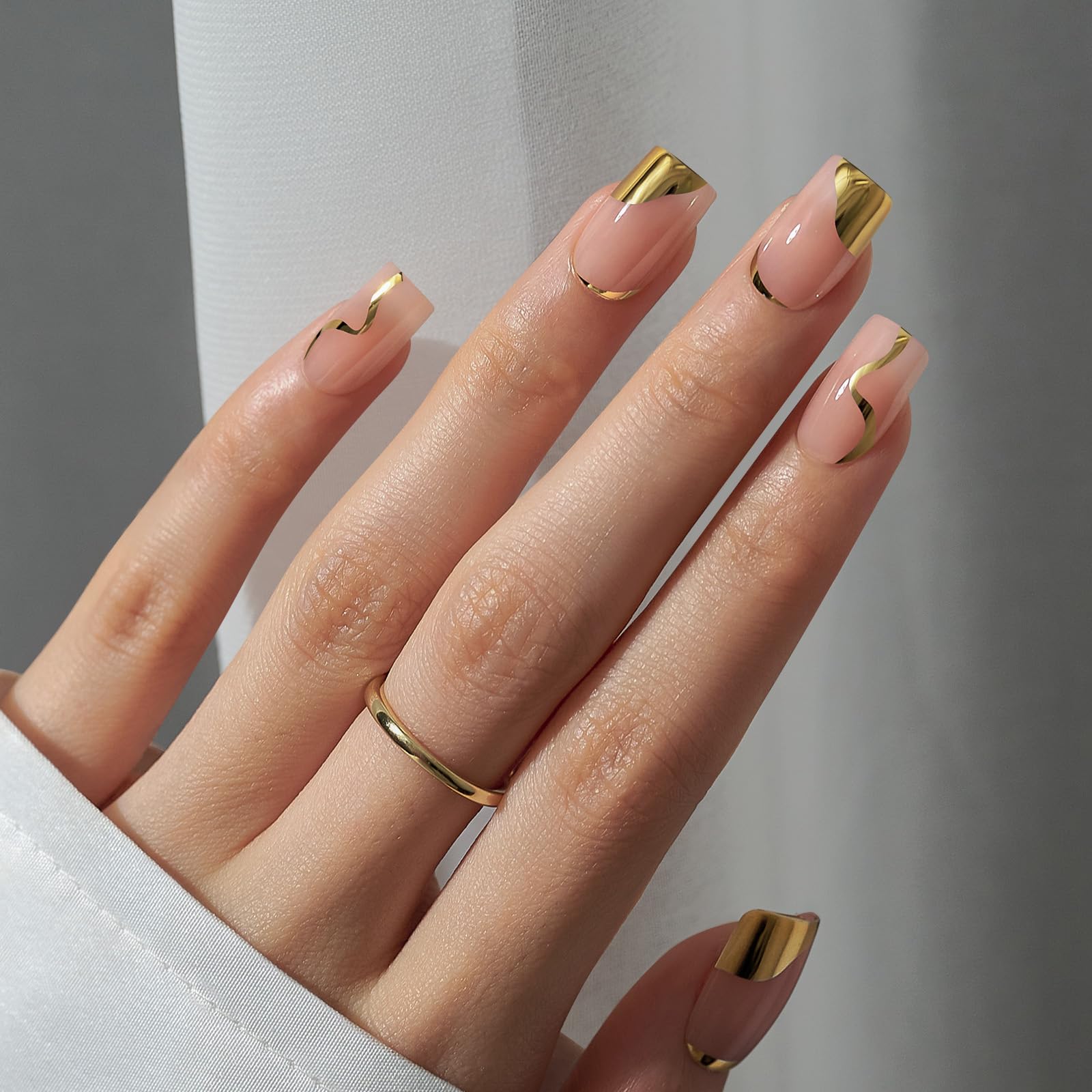 BTArtbox nail kit with 16 sizes for a precise fit and quick sizing.