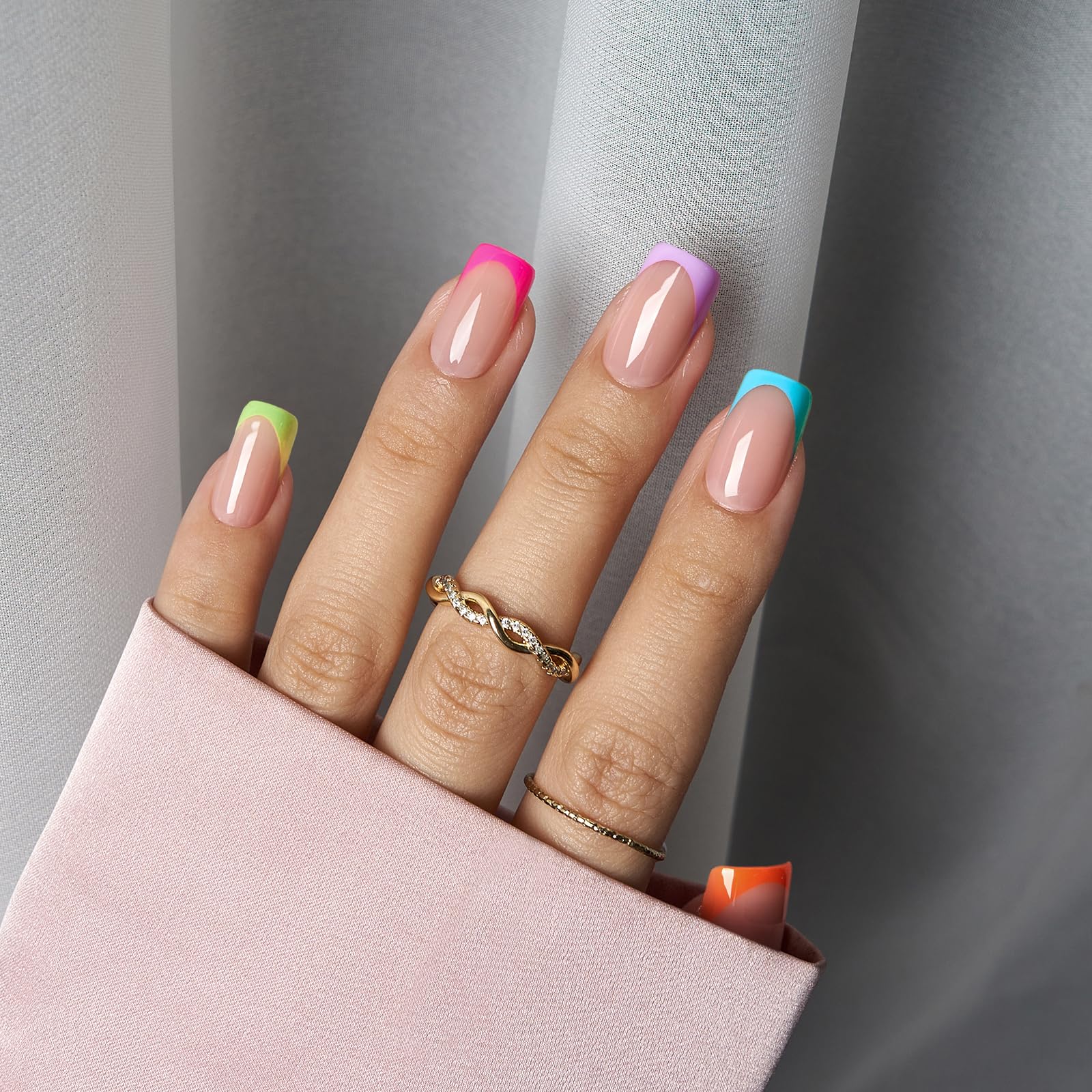 BTArtboxnails XCOATTIPS Short Square Nails create a quick, salon-like extension.