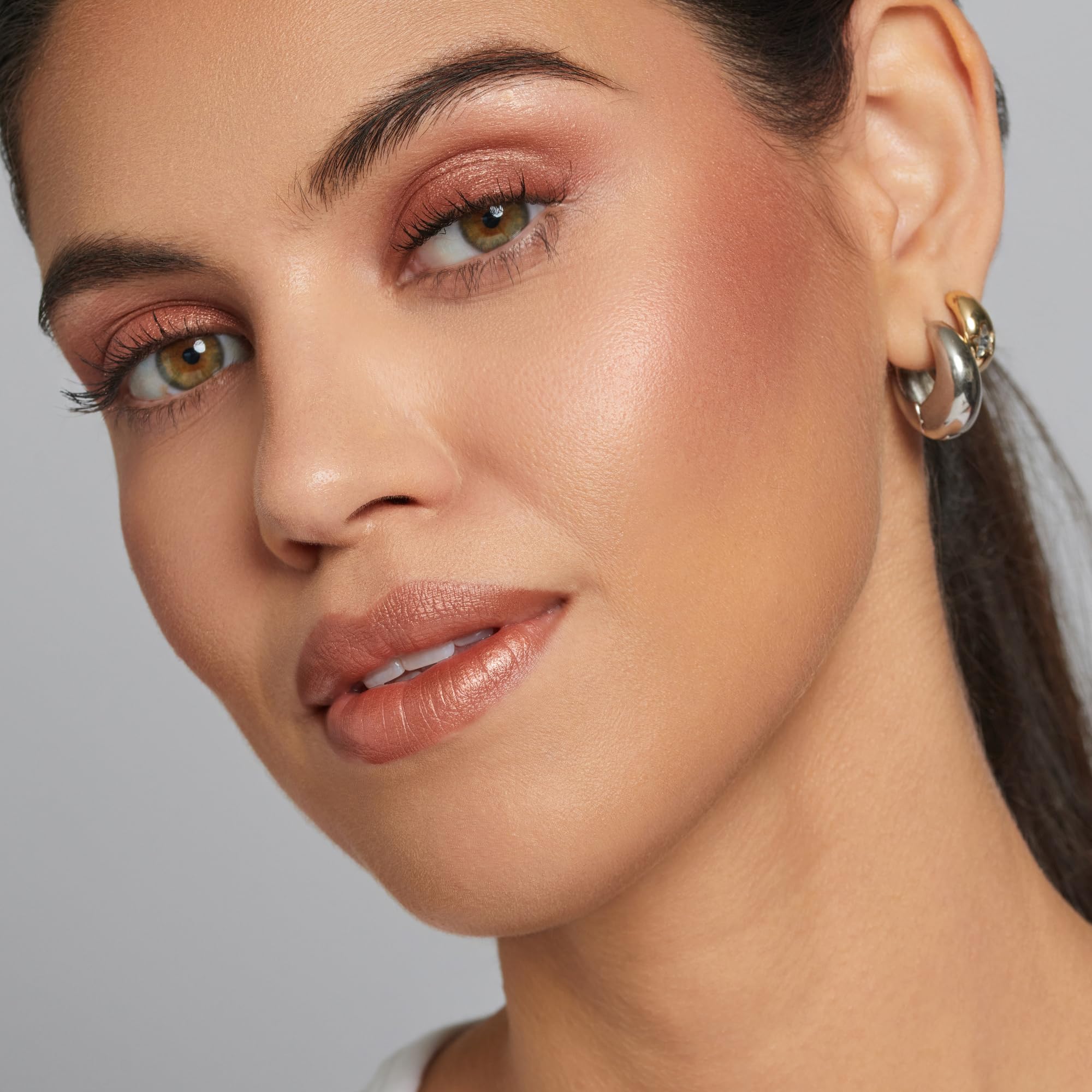 Cheekbone highlight using By Terry Starlight Glow CC Highlighter Golden Glow