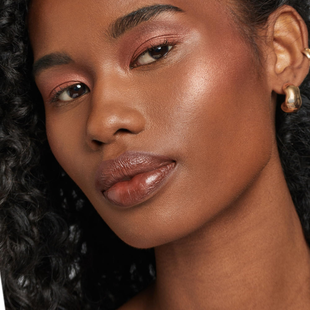 Swatch of By Terry Starlight Glow CC Highlighter with soft brush stroke