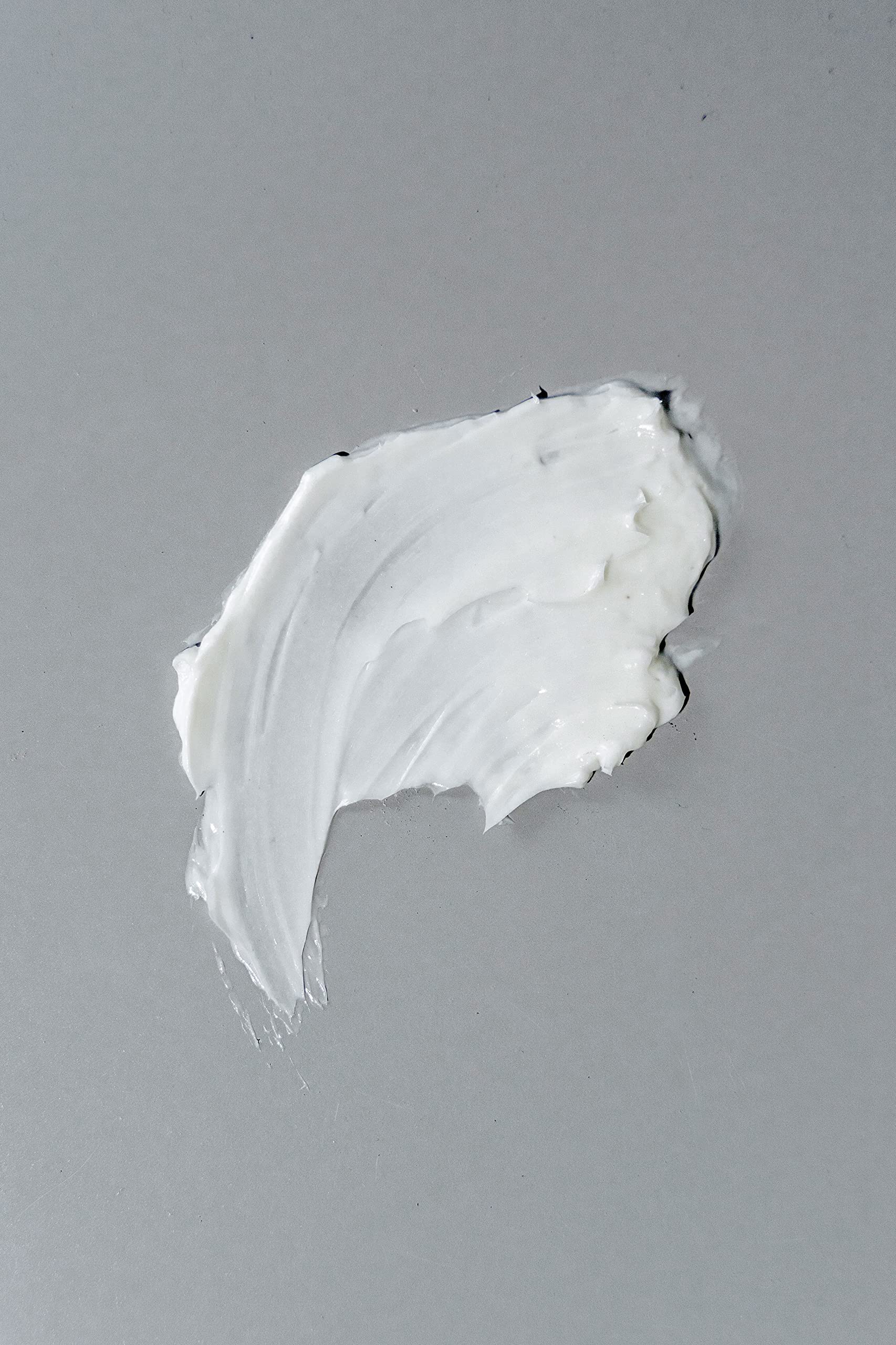 California Born Days of Dirt texture and shine close-up highlighting lightweight hold and natural glow.