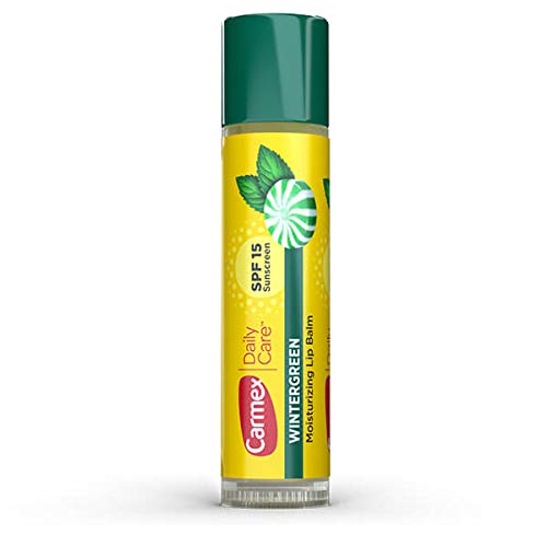 Application rapide du stick Carmex sur les lèvres, menthe-des-bois.